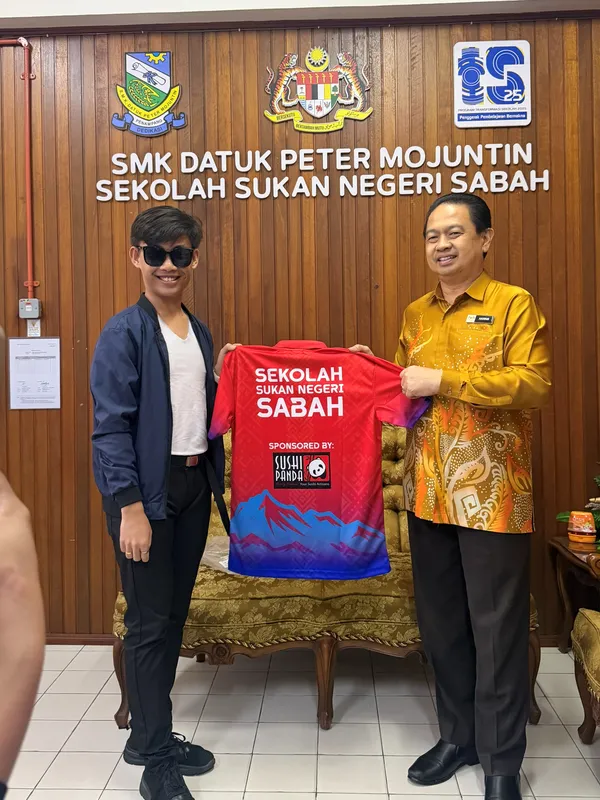Presenting the sponsored netball jersey at SMK Datuk Peter Mojuntin, Sekolah Sukan Negeri Sabah